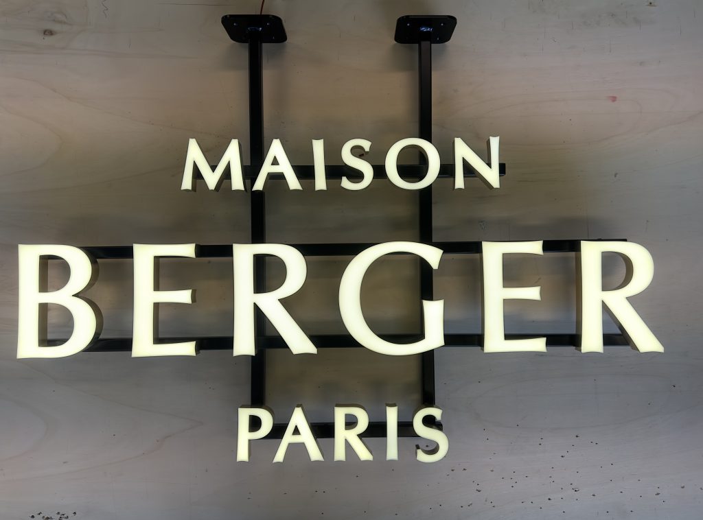 Maison Berger Paris, Lichtreclame
