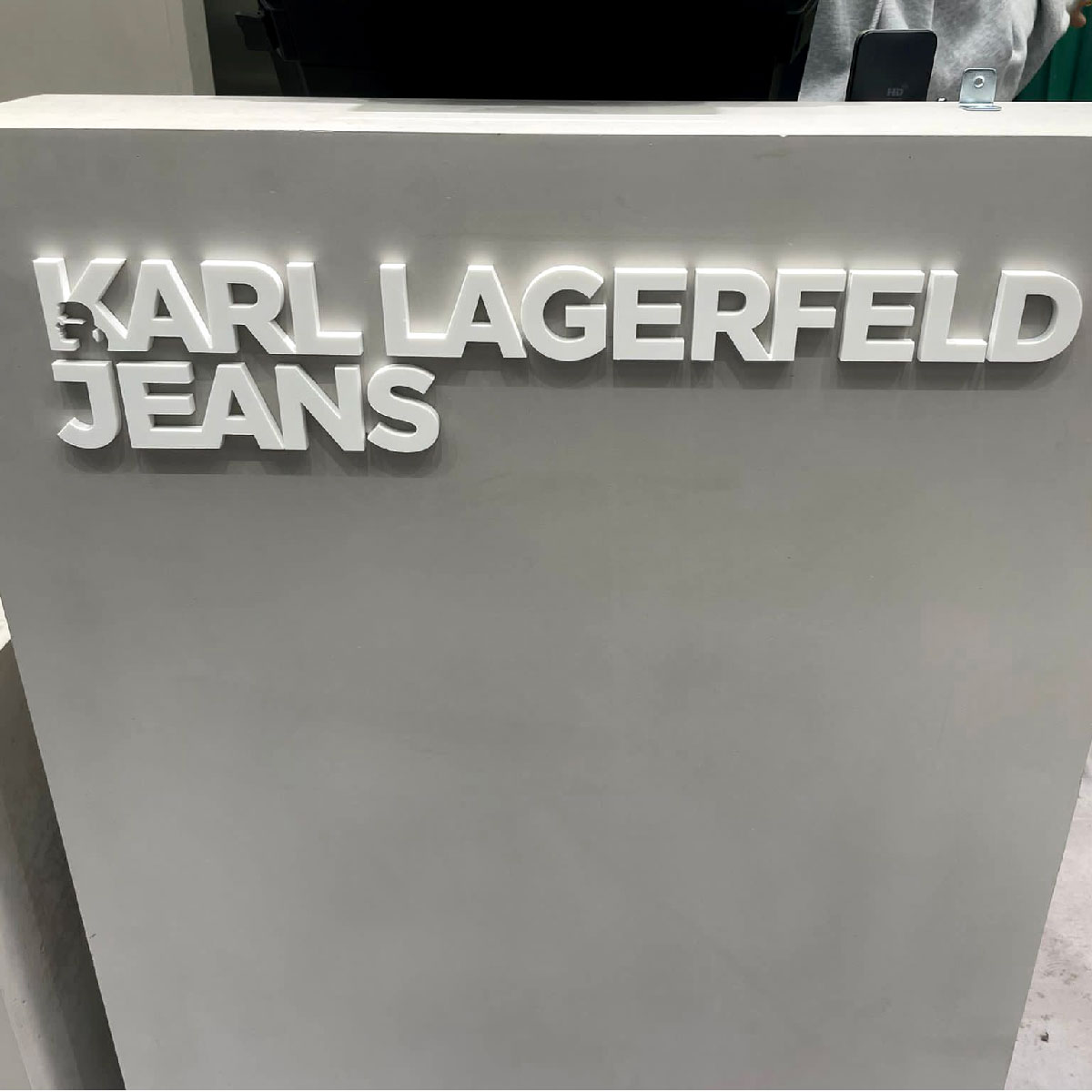 Karl Lagerfeld, onverlichte letters, Styling