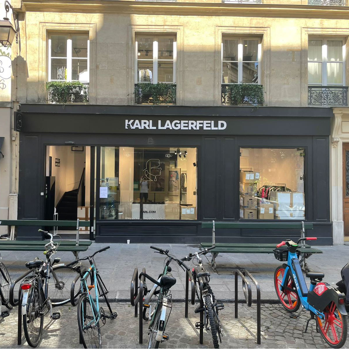 Onverlichte letters, Karl Lagerfeld