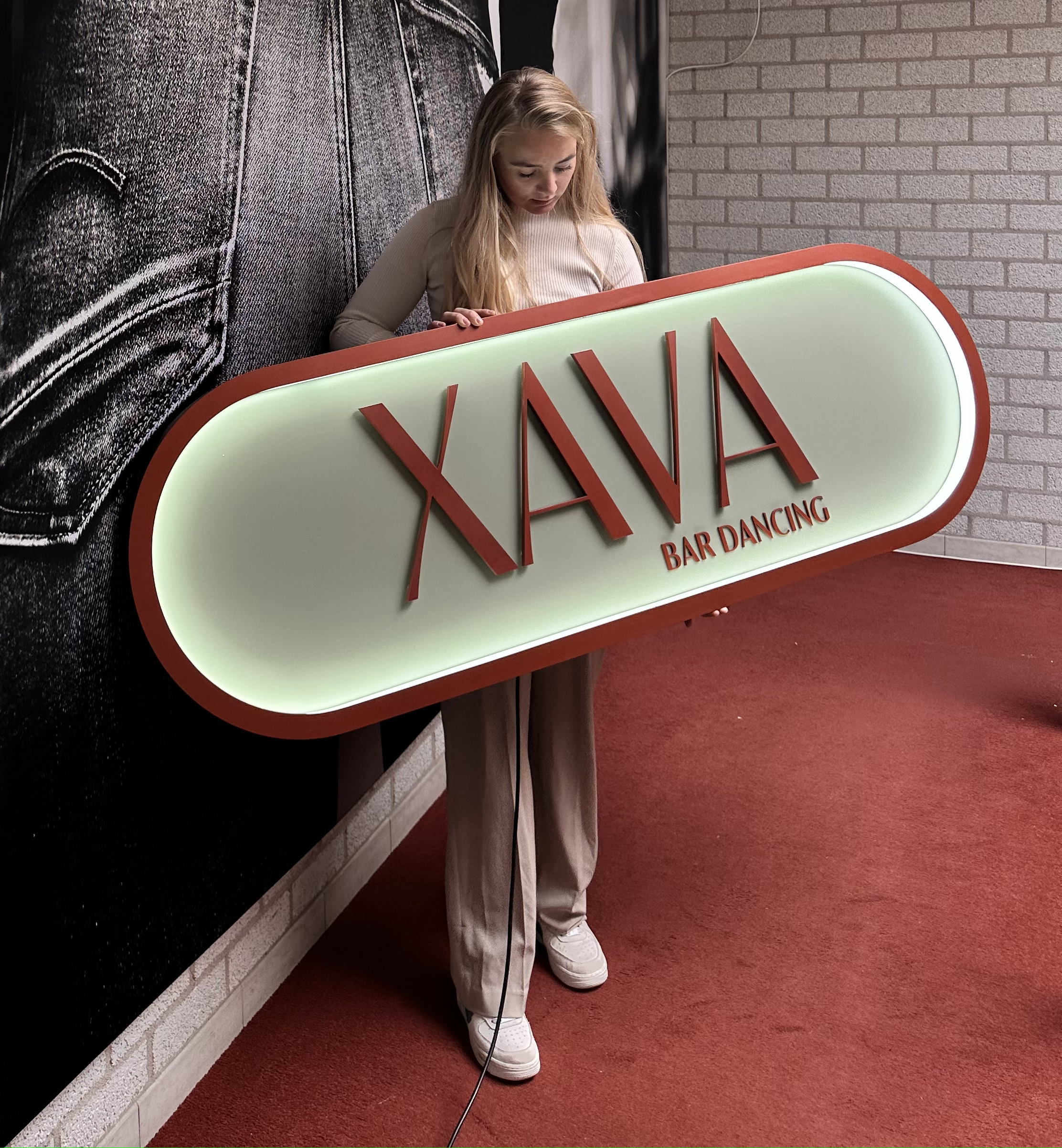 Xava Lichtreclame voor aan de gevel Xava Lichtreclame voor aan de gevel