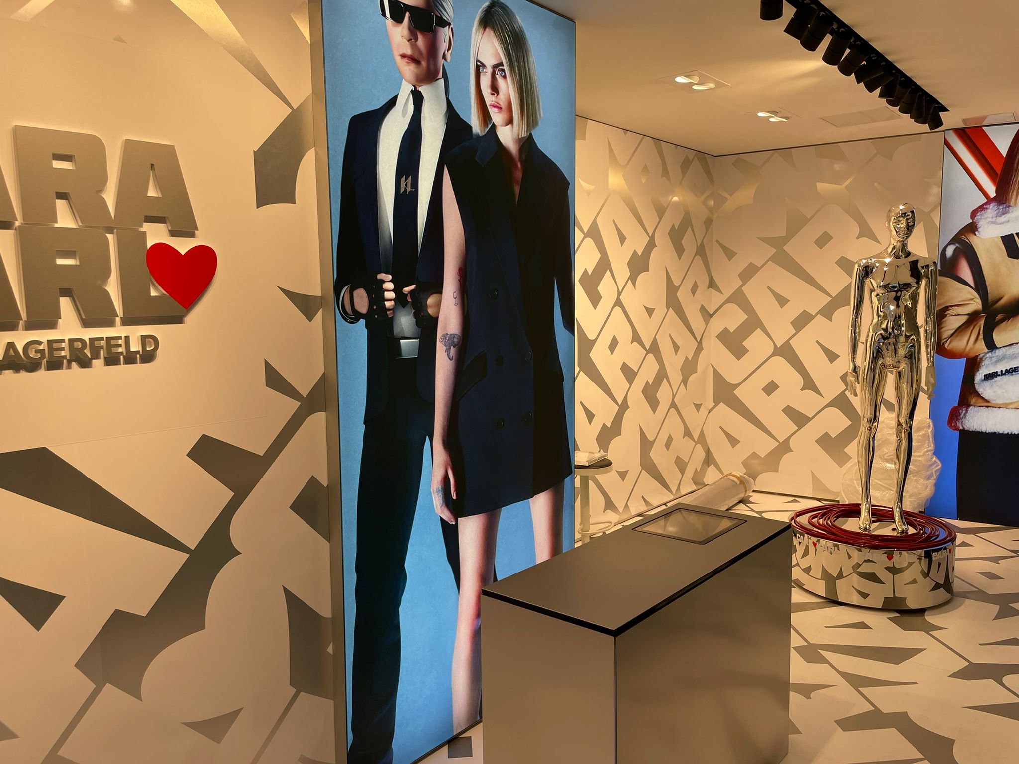 Retail signing - Karl Lagerfeld x Cara