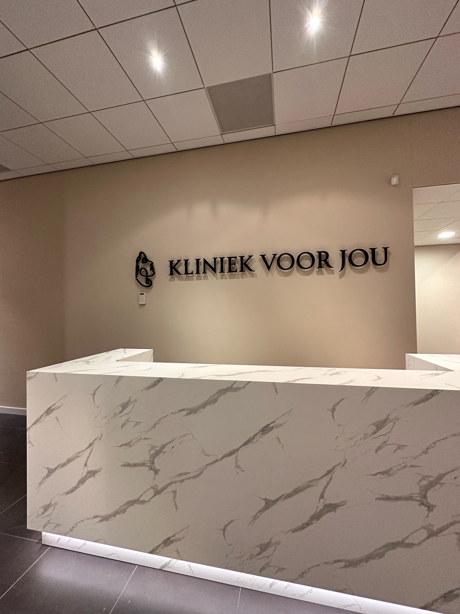 Onverlichte letters zwart, kliniek voor jou - Mansign