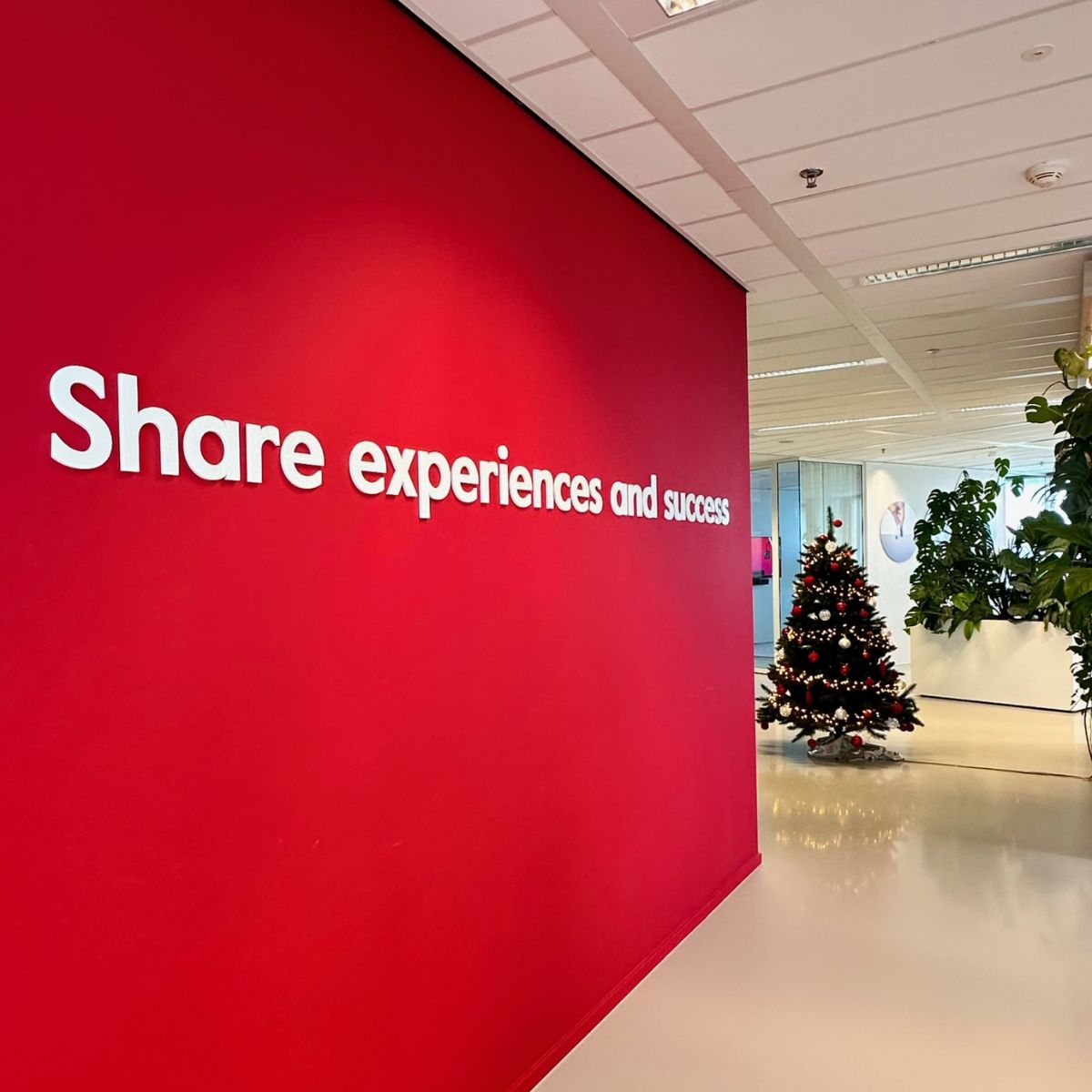 Beter Horen Hoofdkantoor Utrecht, acrylaat tekst - Mansign