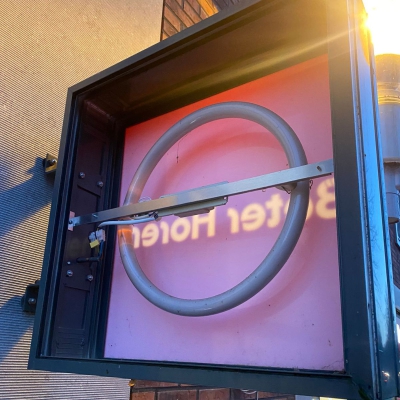 Haakse gevelreclame oude verlichting
