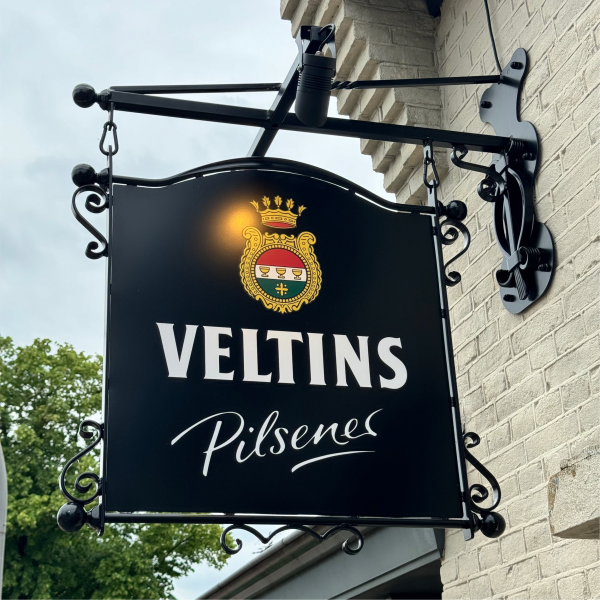 Haakse gevelreclame verlicht